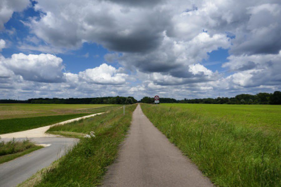 BLAUWE LUCHT EN WITTE WOLKEN